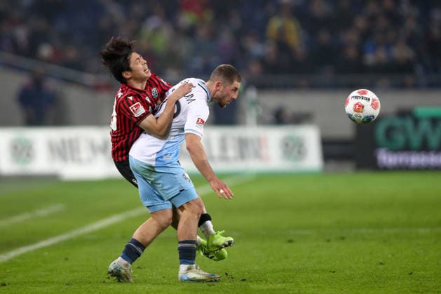 13 12 2025, xtgx, Fußball 2 Bundesliga Hannover 96 VfL Bochum emspor, v l Daisuke Yokota Hannover, 18 , Matus Bero Bochum, 19 Zweikampf, Duell, Kampf, tackle DFL DFB REGULATIONS PROHIBIT ANY USE OF PHOTOGRAPHS as IMAGE SEQUENCES and or QUASI VIDEO Hannover