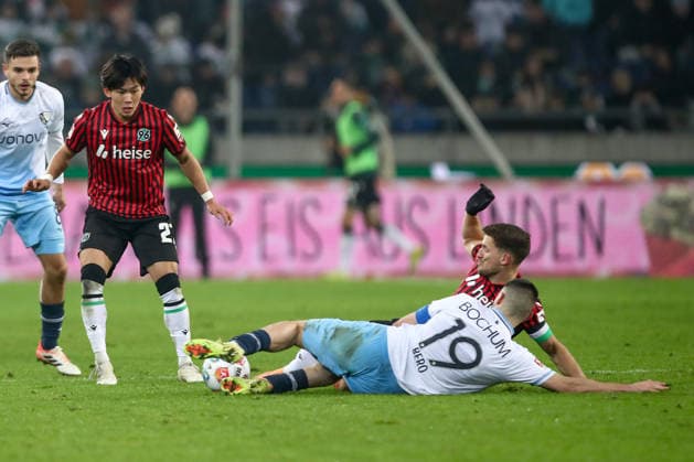 13 12 2025, xtgx, Fußball 2 Bundesliga Hannover 96 VfL Bochum emspor, v l Enzo Leopold Hannover, 8 , Matus Bero Bochum, 19 Zweikampf, Duell, Kampf, tackle DFL DFB REGULATIONS PROHIBIT ANY USE OF PHOTOGRAPHS as IMAGE SEQUENCES and or QUASI VIDEO Hannover