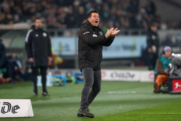 13 12 2025, xtgx, Fußball 2 Bundesliga Hannover 96 VfL Bochum emspor, v l Christian Titz Hannover, Trainer gibt Anweisungen, gestikuliert mit den Armen, gesticulate, gives instructions DFL DFB REGULATIONS PROHIBIT ANY USE OF PHOTOGRAPHS as IMAGE SEQUENCES and or QUASI VIDEO Hannover