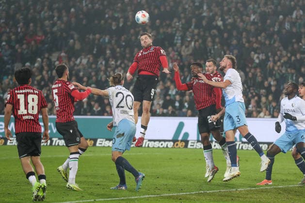 13 12 2025, xtgx, Fußball 2 Bundesliga Hannover 96 VfL Bochum emspor, v l Benjamin Källman Hannover, 9 , Ime Okon Hannover, 20 , Philipp Strompf Bochum, 3 Zweikampf, Duell, Kampf, tackle DFL DFB REGULATIONS PROHIBIT ANY USE OF PHOTOGRAPHS as IMAGE SEQUENCES and or QUASI VIDEO Hannover