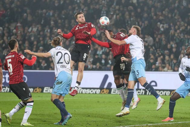 13 12 2025, xtgx, Fußball 2 Bundesliga Hannover 96 VfL Bochum emspor, v l Benjamin Källman Hannover, 9 , Ime Okon Hannover, 20 , Philipp Strompf Bochum, 3 Zweikampf, Duell, Kampf, tackle DFL DFB REGULATIONS PROHIBIT ANY USE OF PHOTOGRAPHS as IMAGE SEQUENCES and or QUASI VIDEO Hannover