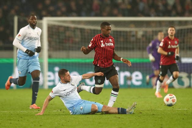 13 12 2025, xtgx, Soccer 2 Bundesliga Hannover 96 VfL Bochum emspor, v l Maximilian Wittek Bochum, 32 , Ime Okon Hannover, 20 duel, duel, fight, tackle DFL DFB REGULATIONS PROHIBIT ANY USE OF PHOTOGRAPHS as IMAGE SEQUENCES and or QUASI VIDEO Hannover