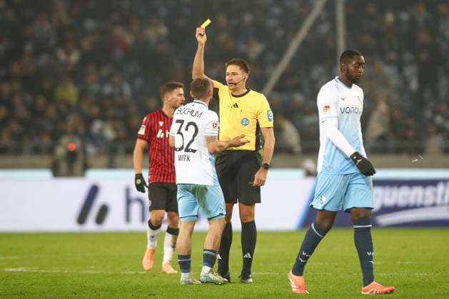 13 12 2025, xtgx, Fußball 2 Bundesliga Hannover 96 VfL Bochum emspor, v l Maximilian Wittek Bochum, 32 Gelbe Karte, yellow card DFL DFB REGULATIONS PROHIBIT ANY USE OF PHOTOGRAPHS as IMAGE SEQUENCES and or QUASI VIDEO Hannover