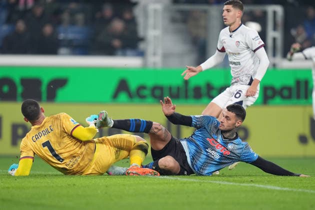 Atalanta™s Gianluca Scamacca scores 2-1 during the Serie A soccer match between Atalanta and Cagliari at the New Balance Stadium in Bergamo , north Italy - Saturday , December 13 , 2025. - Soccer .  Copyright: xSpada LaPressex