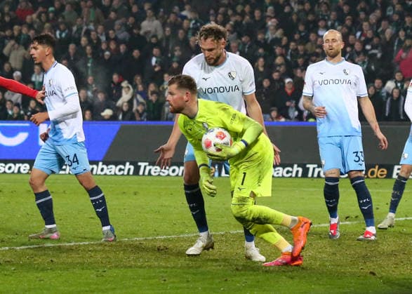 Germany Soccer 2 Bundesliga 2025 26, 16 Matchday Hannover 96 vs VfL Bochum Heinz von Heiden Arena Stadion Hannover Timo Horn VfL Bochum, 1 Philipp Strompf VfL Bochum, 3 Hannover Copyright: xAymanxAlahmedx
