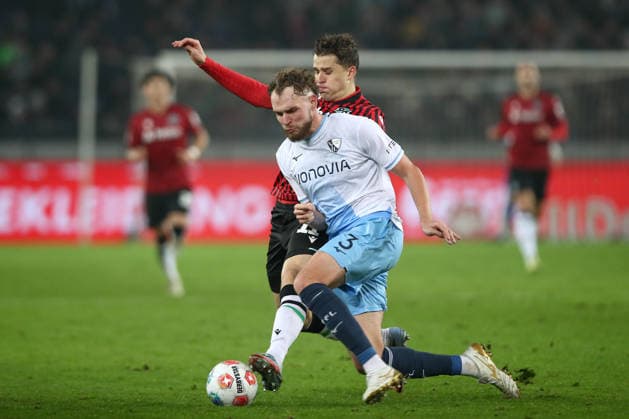 13 12 2025, xtgx, Fußball 2 Bundesliga Hannover 96 VfL Bochum emspor, v l Benedikt Pichler Hannover, 11 , Philipp Strompf Bochum, 3 Zweikampf, Duell, Kampf, tackle DFL DFB REGULATIONS PROHIBIT ANY USE OF PHOTOGRAPHS as IMAGE SEQUENCES and or QUASI VIDEO Hannover