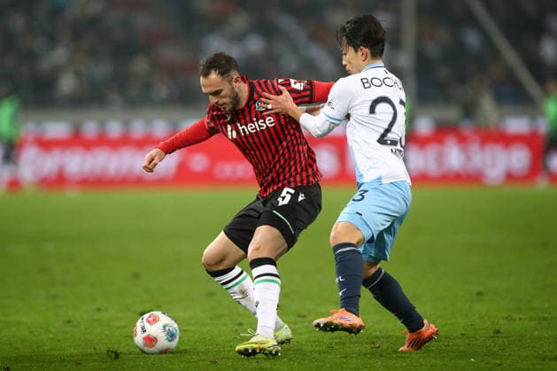 13 12 2025, xtgx, Soccer 2 Bundesliga Hannover 96 VfL Bochum emspor, v l Virgil Ghita Hannover, 5 , Koji Miyoshi Bochum, 23 duel, duel, fight, tackle DFL DFB REGULATIONS PROHIBIT ANY USE OF PHOTOGRAPHS as IMAGE SEQUENCES and or QUASI VIDEO Hannover