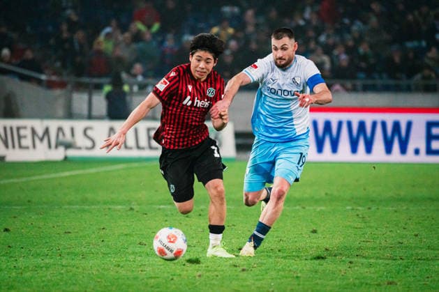 2 Bundesliga Hannover 96 vs VfL Bochum, 13 12 2025 Daisuke Yokota Hannover 96, 18 vs Matús Bero VfL Bochum, 19 Football, 2 Bundesliga, Matchday 16 Hannover 96 vs VfL Bochum on 13 12 2025 at Heinz von Heiden Arena, Hannover DFL REGULATIONS PROHIBIT ANY USE OF PHOTOGRAPHS AS IMAGE SEQUENCES AND OR QUASI VIDEO Copyright: xBEAUTIFULxSPORTS Tonhäuserx