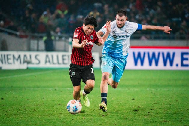 2 Bundesliga Hannover 96 vs VfL Bochum, 13 12 2025 Daisuke Yokota Hannover 96, 18 vs Matús Bero VfL Bochum, 19 Football, 2 Bundesliga, Matchday 16 Hannover 96 vs VfL Bochum on 13 12 2025 at Heinz von Heiden Arena, Hannover DFL REGULATIONS PROHIBIT ANY USE OF PHOTOGRAPHS AS IMAGE SEQUENCES AND OR QUASI VIDEO Copyright: xBEAUTIFULxSPORTS Tonhäuserx