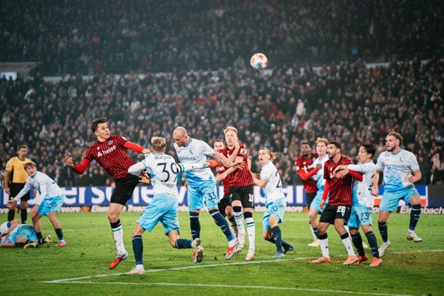 2 Bundesliga Hannover 96 vs VfL Bochum, 13 12 2025 Benedikt Pichler Hannover 96, 11 heads the ball over the net Football, 2 Bundesliga, Matchday 16 Hannover 96 vs VfL Bochum on 13 12 2025 at Heinz von Heiden Arena, Hannover DFL REGULATIONS PROHIBIT ANY USE OF PHOTOGRAPHS AS IMAGE SEQUENCES AND OR QUASI VIDEO Copyright: xBEAUTIFULxSPORTS Tonhäuserx