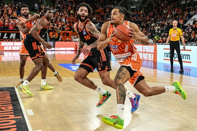 easyCredit BBL Ratiopharm Ulm against Rasta Vechta, Ratiopharm Arena Ulm 13 12 2025 Nelson Weidemann ratiopharm Ulm, 0 against Tevin Brown Rasta Vechta, 10 Ulm 13 12 2025 10 Matchday easyCredit BBL, Ratiopharm Ulm against Rasta Vechta, Ratiopharm Arena Ulm Copyright: xBEAUTIFULxSPORTS Märklx