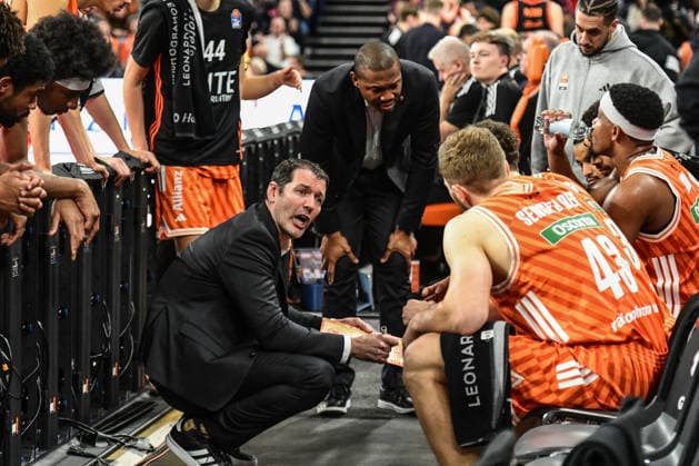 easyCredit BBL Ratiopharm Ulm against Rasta Vechta, Ratiopharm Arena Ulm 13 12 2025 Coach Ty Harrelson ratiopharm Ulm and co-coach Tyron McCoy Daniel Herbert ratiopharm Ulm at timeout coaching Ulm 13 12 2025 10 Matchday easyCredit BBL, Ratiopharm Ulm against Rasta Vechta, Ratiopharm Arena Ulm Copyright: xBEAUTIFULxSPORTS Märklx