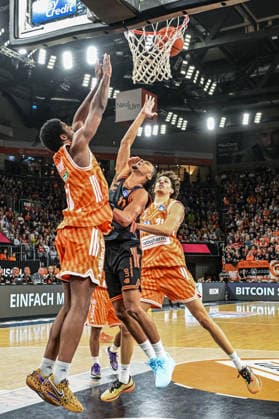 easyCredit BBL Ratiopharm Ulm against Rasta Vechta, Ratiopharm Arena Ulm 13 12 2025 Malik Osborne ratiopharm Ulm, 10 un Alec Anigbata ratiopharm Ulm, 21 in defense against Alonzo Verge jr Rasta Vechta, 11 , Ulm 13 12 2025 10 Matchday easyCredit BBL, Ratiopharm Ulm against Rasta Vechta, Ratiopharm Arena Ulm Copyright: xBEAUTIFULxSPORTS Märklx
