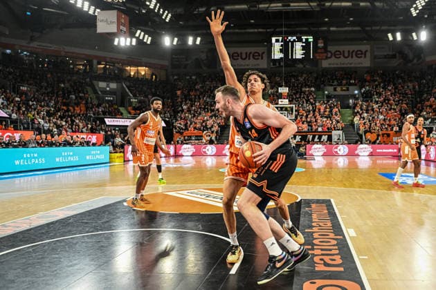 easyCredit BBL Ratiopharm Ulm against Rasta Vechta, Ratiopharm Arena Ulm 13 12 2025 Philipp Herkenhoff Rasta Vechta, 14 against Alec Anigbata ratiopharm Ulm, 21 Ulm 13 12 2025 10 Matchday easyCredit BBL, Ratiopharm Ulm against Rasta Vechta, Ratiopharm Arena Ulm Copyright: xBEAUTIFULxSPORTS Märklx