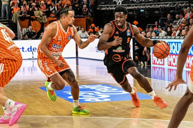 easyCredit BBL Ratiopharm Ulm against Rasta Vechta, Ratiopharm Arena Ulm 13 12 2025 Tj Bamba Rasta Vechta, 5 against Nelson Weidemann ratiopharm Ulm, 0 , Ulm 13 12 2025 10 Matchday easyCredit BBL, Ratiopharm Ulm against Rasta Vechta, Ratiopharm Arena Ulm Copyright: xBEAUTIFULxSPORTS Märklx