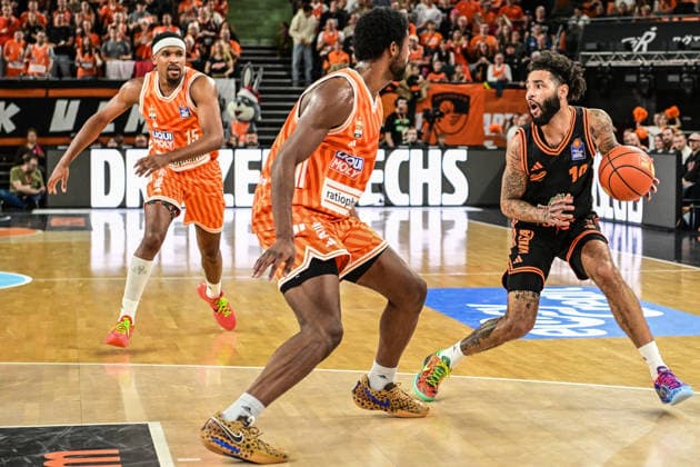 easyCredit BBL Ratiopharm Ulm against Rasta Vechta, Ratiopharm Arena Ulm 13 12 2025 Tevin Brown Rasta Vechta, 10 against Malik Osborne ratiopharm Ulm, 10 , Ulm 13 12 2025 10 Matchday easyCredit BBL, Ratiopharm Ulm against Rasta Vechta, Ratiopharm Arena Ulm Copyright: xBEAUTIFULxSPORTS Märklx