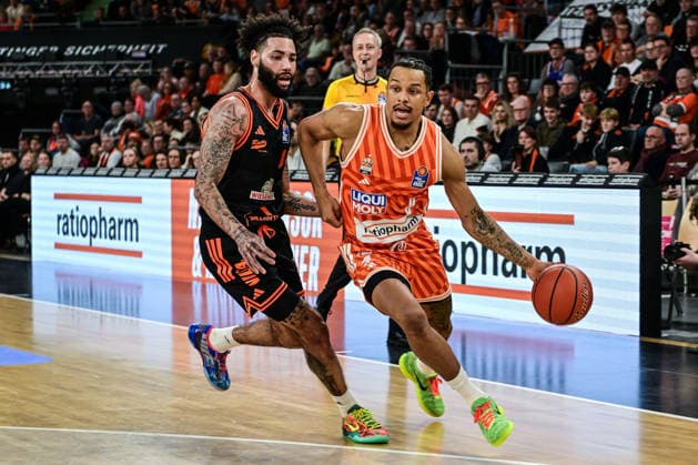 easyCredit BBL Ratiopharm Ulm vs Rasta Vechta, Ratiopharm Arena Ulm 13 12 2025 Nelson Weidemann ratiopharm Ulm, 0 vs Tevin Brown Rasta Vechta, 10 , Ulm 13 12 2025 10 Matchday easyCredit BBL, Ratiopharm Ulm vs Rasta Vechta, Ratiopharm Arena Ulm Copyright: xBEAUTIFULxSPORTS Märklx