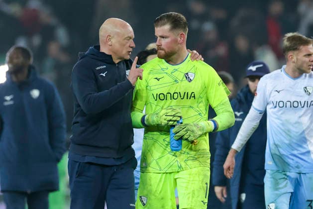 Coach Uwe Roesler VfL Bochum and goalkeeper Timo Horn VfL Bochum talk together, 2 Bundesliga, Hannover 96 v VfL Bochum, Heinz von Heiden Arena on December 13, 2025 in Hannover, Germany Photo by Marco Steinbrenner DeFodi Images Coach Uwe Roesler VfL Bochum and Goalkeeper Timo Horn VfL Bochum talk together, 2 Bundesliga, Hannover 96 v VfL Bochum, Heinz von Heiden Arena, December 13, 2025 in Hanover, Germany Photo by Marco Steinbrenner DeFodi Images