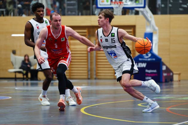 Jannik Westermeir 15, BG Hessing Leitershofen and Niklas Pons 5, TV Langen at the match between BG Hessing Leitershofen v TV Langen, Basketball, Men, BARMER 2 Bundesliga ProB Süd, 2025 2026, Matchday 13 on 13 12 2025 in Augsburg, Mehrzweckhalle Stadtbergen Bayern Germany