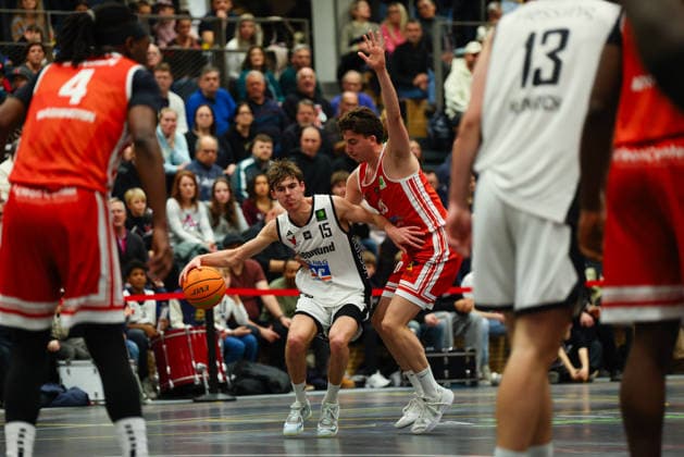 Jannik Westermeir 15, BG Hessing Leitershofen and Drago Crnjac 20, TV Langen at the match between BG Hessing Leitershofen v TV Langen, Basketball, Men, BARMER 2 Bundesliga ProB Süd, 2025 2026, Matchday 13 on 13 12 2025 in Augsburg, Mehrzweckhalle Stadtbergen Bayern Germany