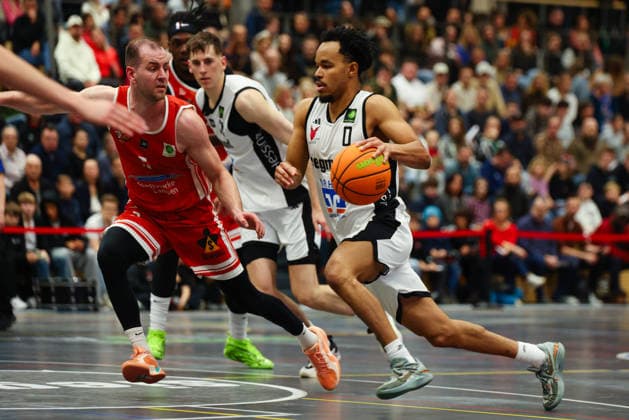 Brian Dawson 0, BG Hessing Leitershofen and Niklas Pons 5, TV Langen at the match between BG Hessing Leitershofen v TV Langen, Basketball, Men, BARMER 2 Bundesliga ProB Süd, 2025 2026, Matchday 13 on 13 12 2025 in Augsburg, Mehrzweckhalle Stadtbergen Bayern Germany