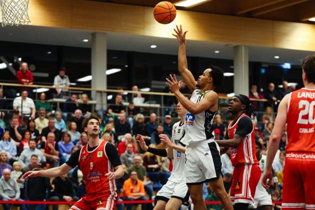 Brian Dawson 0, BG Hessing Leitershofen and Henk Droste 9, TV Langen at the match between BG Hessing Leitershofen v TV Langen, Basketball, Men, BARMER 2 Bundesliga ProB Süd, 2025 2026, Matchday 13 on 13 12 2025 in Augsburg, Mehrzweckhalle Stadtbergen Bayern Germany