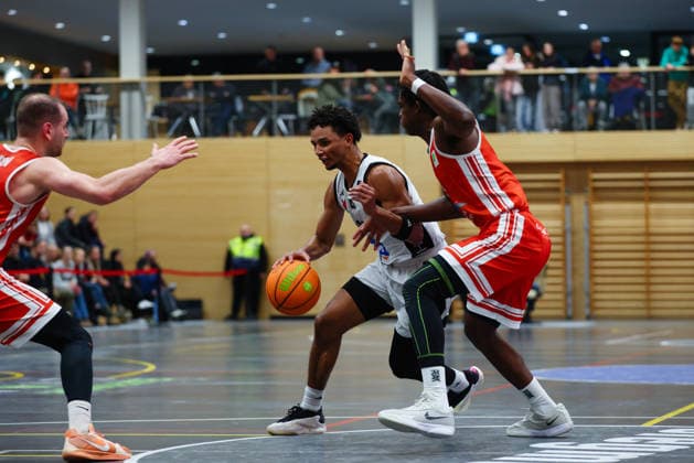 Brendan Gregori 1, BG Hessing Leitershofen and Aminu Abibu 13, TV Langen at the match between BG Hessing Leitershofen v TV Langen, Basketball, Men, BARMER 2 Bundesliga ProB Süd, 2025 2026, Matchday 13 on 13 12 2025 in Augsburg, Mehrzweckhalle Stadtbergen Bayern Germany