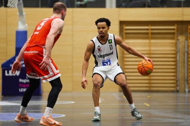 Brian Dawson 0, BG Hessing Leitershofen at the match between BG Hessing Leitershofen v TV Langen, Basketball, Men, BARMER 2 Bundesliga ProB Süd, 2025 2026, 13 Matchday on 13 12 2025 in Augsburg, Mehrzweckhalle Stadtbergen Bayern Germany