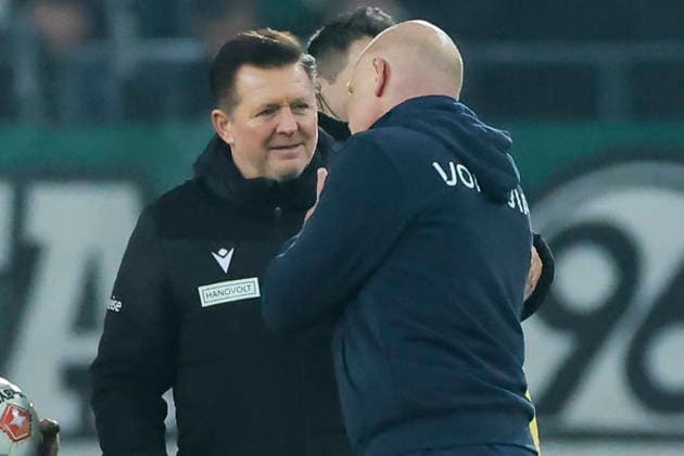 Coach Christian Titz Hannover 96 and Coach Uwe Roesler VfL Bochum talk together, 2 Bundesliga, Hannover 96 v VfL Bochum, Heinz von Heiden Arena on December 13, 2025 in Hanover, Germany Photo by Marco Steinbrenner DeFodi Images Coach Christian Titz Hannover 96 and Coach Uwe Roesler VfL Bochum talk together, 2 Bundesliga, Hannover 96 v VfL Bochum, Heinz von Heiden Arena, December 13, 2025 in Hanover, Germany Photo by Marco Steinbrenner DeFodi Images