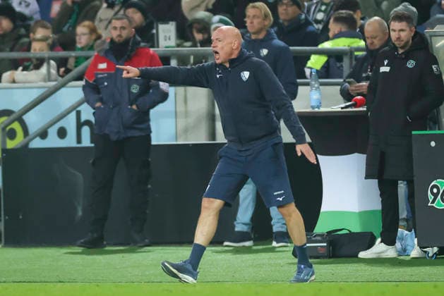 Coach Uwe Roesler VfL Bochum gestures, 2 Bundesliga, Hannover 96 v VfL Bochum, Heinz von Heiden Arena on December 13, 2025 in Hanover, Germany Photo by Marco Steinbrenner DeFodi Images Coach Uwe Roesler VfL Bochum gestures, 2 Bundesliga, Hannover 96 v VfL Bochum, Heinz von Heiden Arena, December 13, 2025 in Hanover, Germany Photo by Marco Steinbrenner DeFodi Images