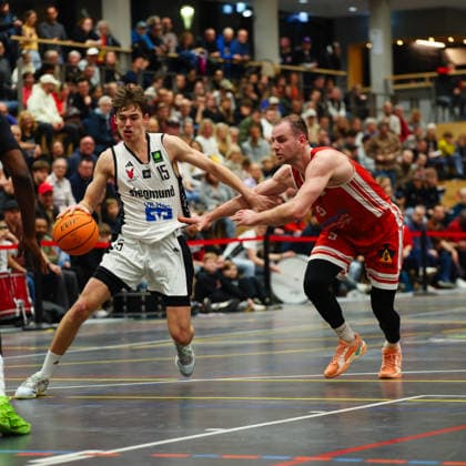 Jannik Westermeir 15, BG Hessing Leitershofen and Niklas Pons 5, TV Langen at the match between BG Hessing Leitershofen v TV Langen, Basketball, Men, BARMER 2 Bundesliga ProB Süd, 2025 2026, Matchday 13 on 13 12 2025 in Augsburg, Mehrzweckhalle Stadtbergen Bayern Germany