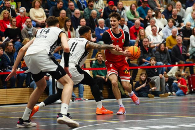 Henk Droste 9, TV Langen and Ferenc Gille 11, BG Hessing Leitershofen at the match between BG Hessing Leitershofen v TV Langen, Basketball, Men, BARMER 2 Bundesliga ProB Süd, 2025 2026, Matchday 13 on 13 12 2025 in Augsburg, Mehrzweckhalle Stadtbergen Bayern Germany
