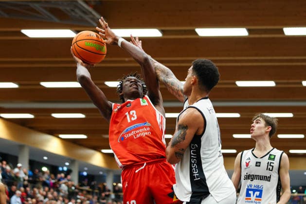 Aminu Abibu 13, TV Langen and Ferenc Gille 11, BG Hessing Leitershofen at the match between BG Hessing Leitershofen v TV Langen, Basketball, Men, BARMER 2 Bundesliga ProB Süd, 2025 2026, 13 Matchday on 13 12 2025 in Augsburg, Mehrzweckhalle Stadtbergen Bayern Germany