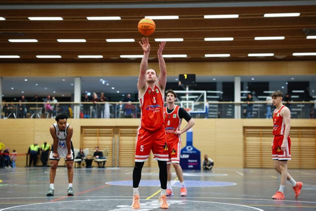 Niklas Pons 5, TV Langen free throw during the match between BG Hessing Leitershofen v TV Langen, Basketball, Men, BARMER 2 Bundesliga ProB Süd, 2025 2026, 13 Matchday on 13 12 2025 in Augsburg, Mehrzweckhalle Stadtbergen Bayern Germany