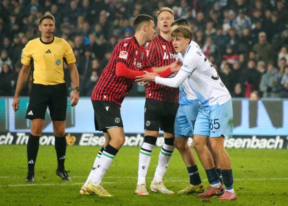 Germany Soccer 2 Bundesliga 2025 26, 16 Matchday Hannover 96 vs VfL Bochum Heinz von Heiden Arena Stadion Hannover Havard Nielsen Havard Nielsen Hannover 96, 16 Benedikt Pichler Hannover 96, 11 Kacper Koscierski VfL Bochum, 35 Leandro Morgalla VfL Bochum, 39 Referee Tobias Welz Hannover Copyright: xAymanxAlahmedx