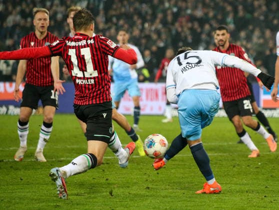 Germany Soccer 2 Bundesliga 2025 26, 16 Matchday Hannover 96 vs VfL Bochum Heinz von Heiden Arena Stadion Hannover Benedikt Pichler Hannover 96, 11 Felix Passlack VfL Bochum, 15 Hannover Copyright: xAymanxAlahmedx