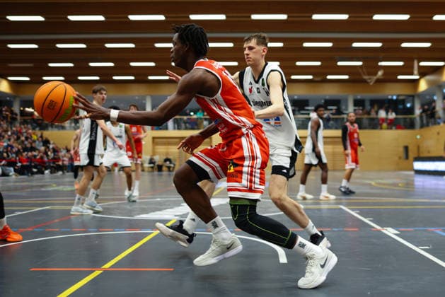 Aminu Abibu 13, TV Langen in the background Clint Hamann 14, BG Hessing Leitershofen at the match between BG Hessing Leitershofen v TV Langen, Basketball, Men, BARMER 2 Bundesliga ProB Süd, 2025 2026, Matchday 13 on 13 12 2025 in Augsburg, Mehrzweckhalle Stadtbergen Bayern Germany