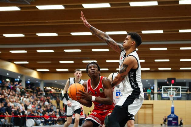 Aminu Abibu 13, TV Langen and Ferenc Gille 11, BG Hessing Leitershofen at the match between BG Hessing Leitershofen v TV Langen, Basketball, Men, BARMER 2 Bundesliga ProB Süd, 2025 2026, 13 Matchday on 13 12 2025 in Augsburg, Mehrzweckhalle Stadtbergen Bayern Germany