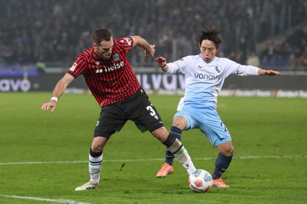 13 12 2025, xtgx, Fußball 2 Bundesliga Hannover 96 VfL Bochum emspor, v l Boris Tomiak Hannover, 3 , Koji Miyoshi Bochum, 23 Zweikampf, Duell, Kampf, tackle DFL DFB REGULATIONS PROHIBIT ANY USE OF PHOTOGRAPHS as IMAGE SEQUENCES and or QUASI VIDEO Hannover