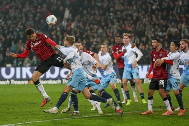 13 12 2025, xtgx, Soccer 2 Bundesliga Hannover 96 VfL Bochum emspor, v l Benedikt Pichler Hannover, 11 , Leandro Morgalla Bochum, 39 duel, fight, tackle DFL DFB REGULATIONS PROHIBIT ANY USE OF PHOTOGRAPHS as IMAGE SEQUENCES and or QUASI VIDEO Hannover