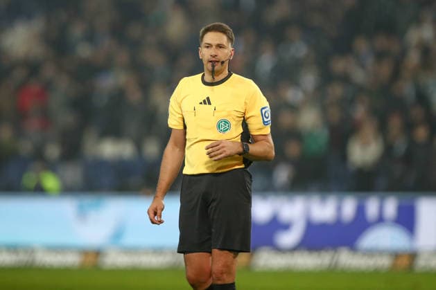 13 12 2025, xtgx, Fußball 2 Bundesliga Hannover 96 VfL Bochum emspor, v l Schiedsrichter, Schiri, referee Tobias Reichel DFL DFB REGULATIONS PROHIBIT ANY USE OF PHOTOGRAPHS as IMAGE SEQUENCES and or QUASI VIDEO Hannover