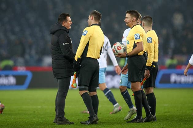13 12 2025, xtgx, Fußball 2 Bundesliga Hannover 96 VfL Bochum emspor, v l Christian Titz Hannover, coach discusses with referee, referee DFL DFB REGULATIONS PROHIBIT ANY USE OF PHOTOGRAPHS as IMAGE SEQUENCES and or QUASI VIDEO Hannover