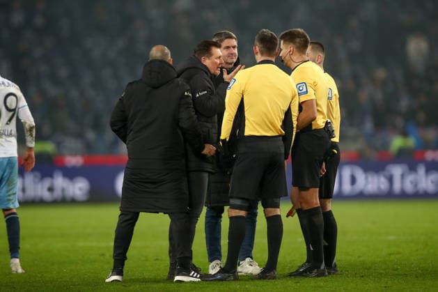 13 12 2025, xtgx, Fußball 2 Bundesliga Hannover 96 VfL Bochum emspor, v l Christian Titz Hannover, coach discusses with referee, referee DFL DFB REGULATIONS PROHIBIT ANY USE OF PHOTOGRAPHS as IMAGE SEQUENCES and or QUASI VIDEO Hannover