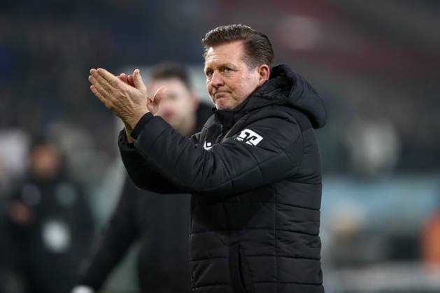 13 12 2025, xtgx, Fußball 2 Bundesliga Hannover 96 VfL Bochum emspor, v l Christian Titz Hannover, coach thanks the fans DFL DFB REGULATIONS PROHIBIT ANY USE OF PHOTOGRAPHS as IMAGE SEQUENCES and or QUASI VIDEO Hannover