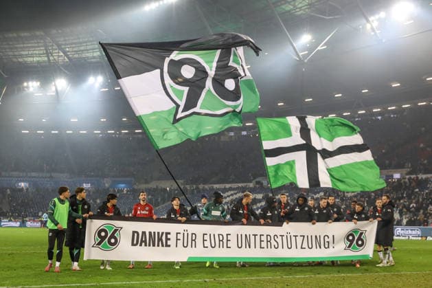 13 12 2025, xtgx, Fussball 2 Bundesliga Hannover 96 VfL Bochum emspor, v l The Hannover 96 team would like to thank you for your support in 2025 DFL DFB REGULATIONS PROHIBIT ANY USE OF PHOTOGRAPHS as IMAGE SEQUENCES and or QUASI VIDEO Hannover