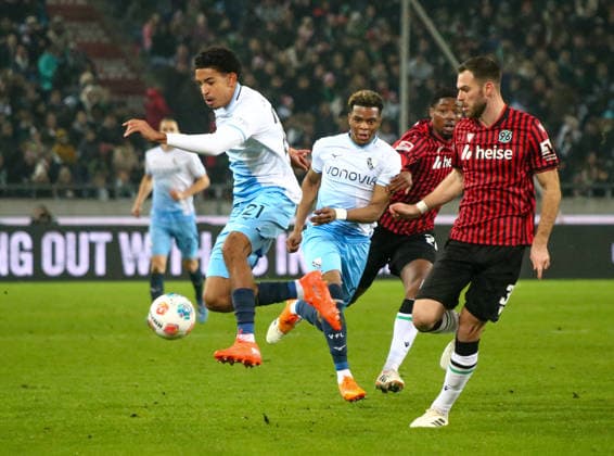 Germany Soccer 2 Bundesliga 2025 26, 16 Matchday Hannover 96 vs VfL Bochum Heinz von Heiden Arena Stadion Hannover Francis Onyeka VfL Bochum, 21 Farid Alfa Ruprecht VfL Bochum, 29 Boris Tomiak Hannover 96, 3 Hannover Copyright: xAymanxAlahmedx