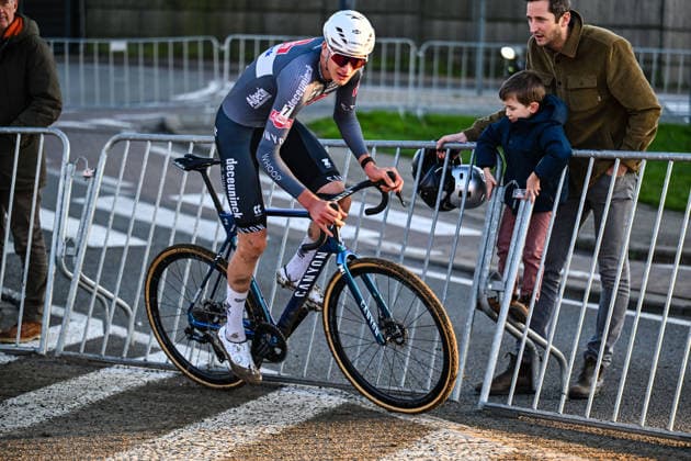 Men SUYS Leiecross Kortrijk Italian rider Stefano Viezzi from the Alpecin-Deceuninck development team participates in the men s elite race of the SUYS Leiecross Kortrijk, stage 4 of 7 of the Exact Cross competition, in Kortrijk, Belgium, on December 13, 2025. Kortrijk Belgium  Copyright: xGautierxDemouveauxx originalFilename:demouveaux-notitle251213_nplcA.jpg