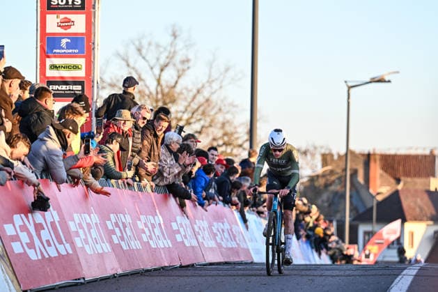 Men SUYS Leiecross Kortrijk Dutch rider Ryan Kamp from the Alpecin-Deceuninck development team crosses the finish line in second place in the men s elite race of the SUYS Leiecross Kortrijk, stage 4 of 7 in the Exact Cross competition, in Kortrijk, Belgium, on December 13, 2025. Kortrijk Belgium  Copyright: xGautierxDemouveauxx originalFilename:demouveaux-notitle251213_npUJG.jpg