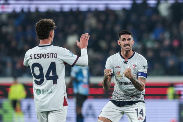 Atalanta BC v Cagliari Calcio - Serie A Alessandro Deiola of Cagliari Calcio celebrates after Gianluca Gaetano of Cagliari Calcio scores a goal during the Serie A football match between Atalanta BC and Cagliari Calcio in Bergamo, Italy, on December 13, 2025, at New Balance Arena. Bergamo Italy  Copyright: xEmanuelexComincinix originalFilename:comincini-atalanta251213_npjaZ.jpg