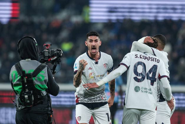 Atalanta BC v Cagliari Calcio - Serie A Alessandro Deiola of Cagliari Calcio celebrates after Gianluca Gaetano of Cagliari Calcio scores a goal during the Serie A football match between Atalanta BC and Cagliari Calcio in Bergamo, Italy, on December 13, 2025, at New Balance Arena. Bergamo Italy  Copyright: xEmanuelexComincinix originalFilename:comincini-atalanta251213_npW87.jpg